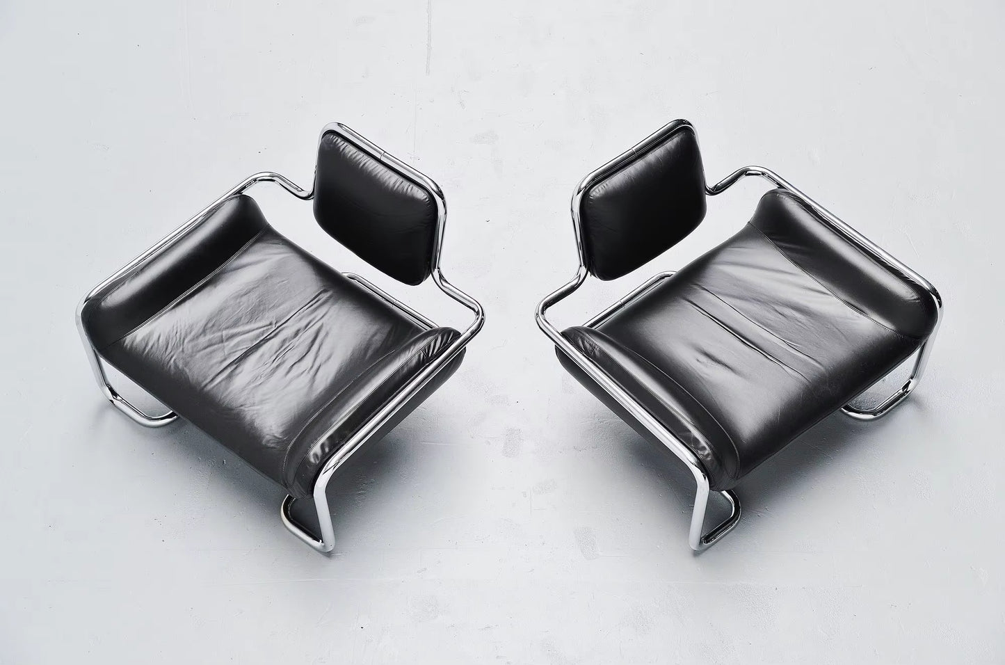Nordic Designer Stainless Steel Convex Lounge Chair for Living Room and Private Spaces